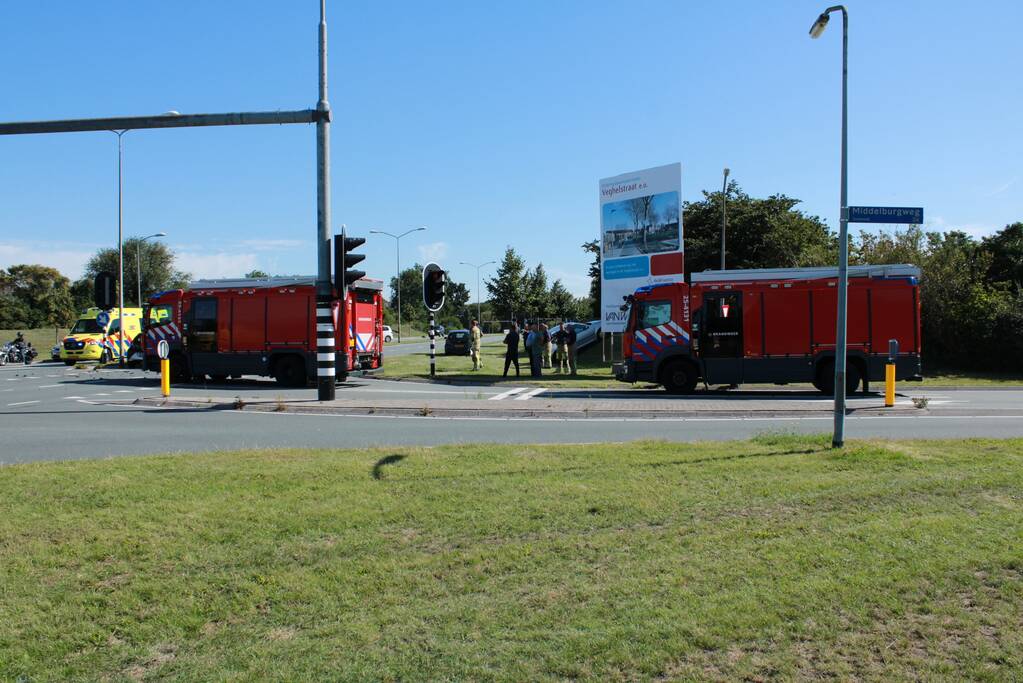 Auto schiet talud op na verkeersongeval