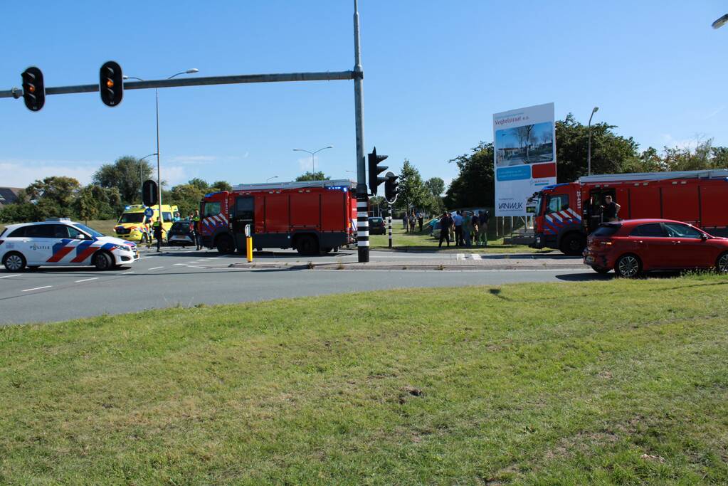 Auto schiet talud op na verkeersongeval