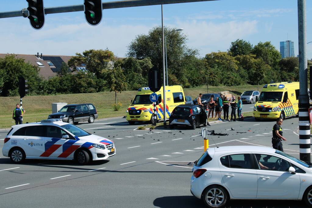 Auto schiet talud op na verkeersongeval