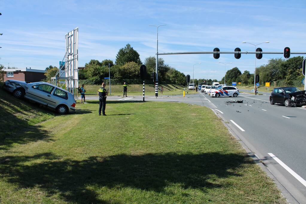 Auto schiet talud op na verkeersongeval