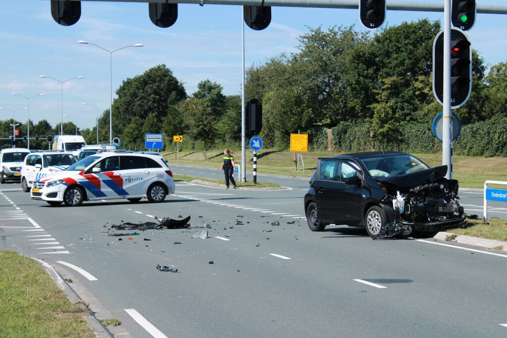 Auto schiet talud op na verkeersongeval