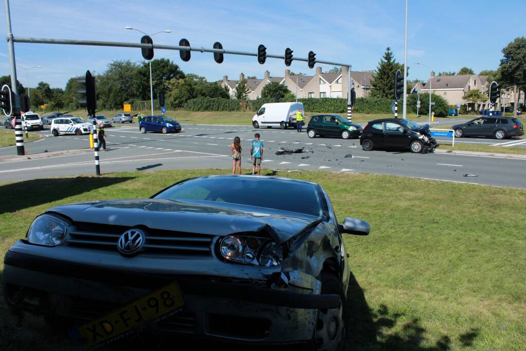 Auto schiet talud op na verkeersongeval