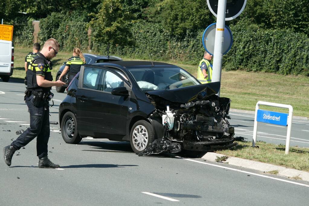 Auto schiet talud op na verkeersongeval