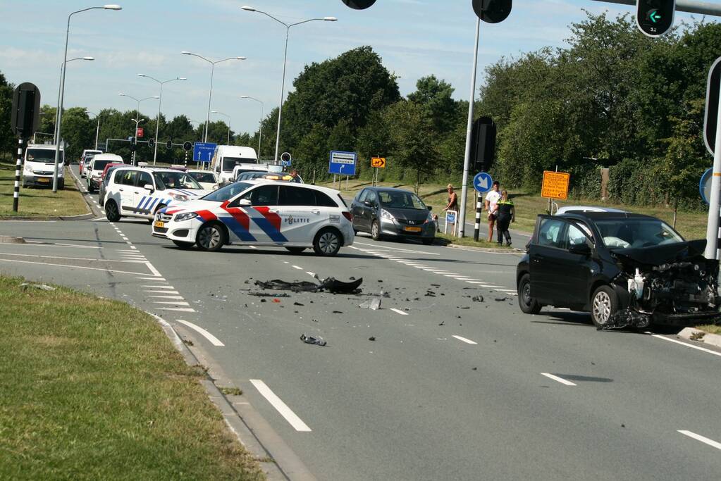 Auto schiet talud op na verkeersongeval