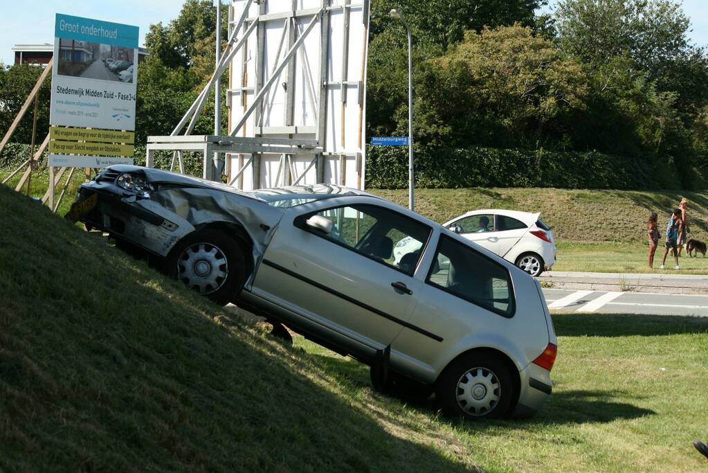 Auto schiet talud op na verkeersongeval