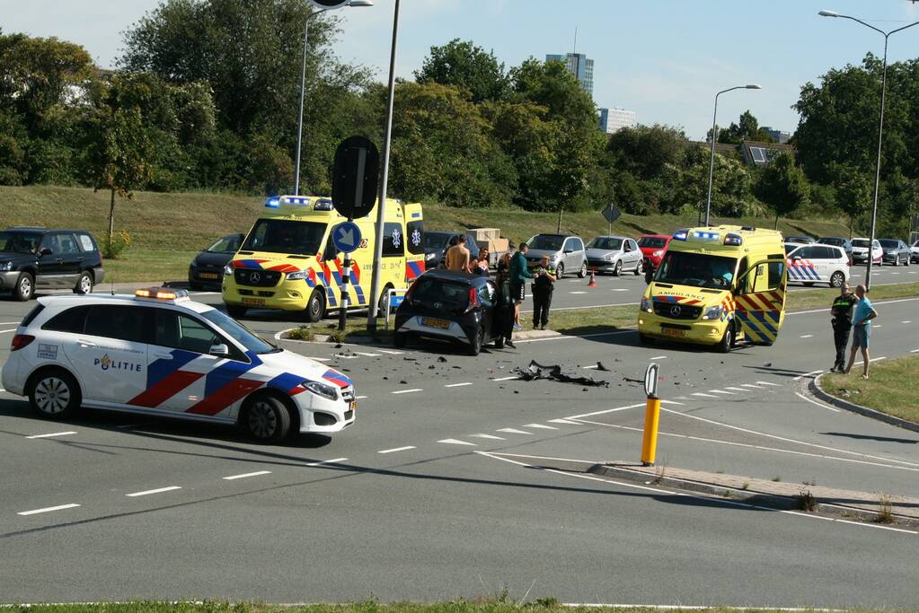 Auto schiet talud op na verkeersongeval