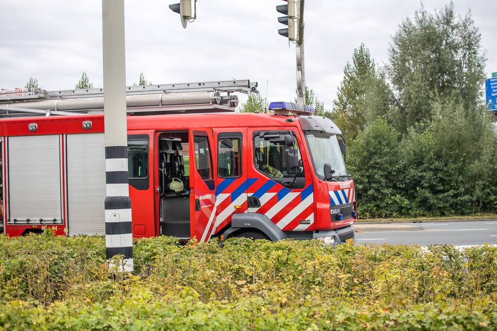 Bestelbus vliegt in brand