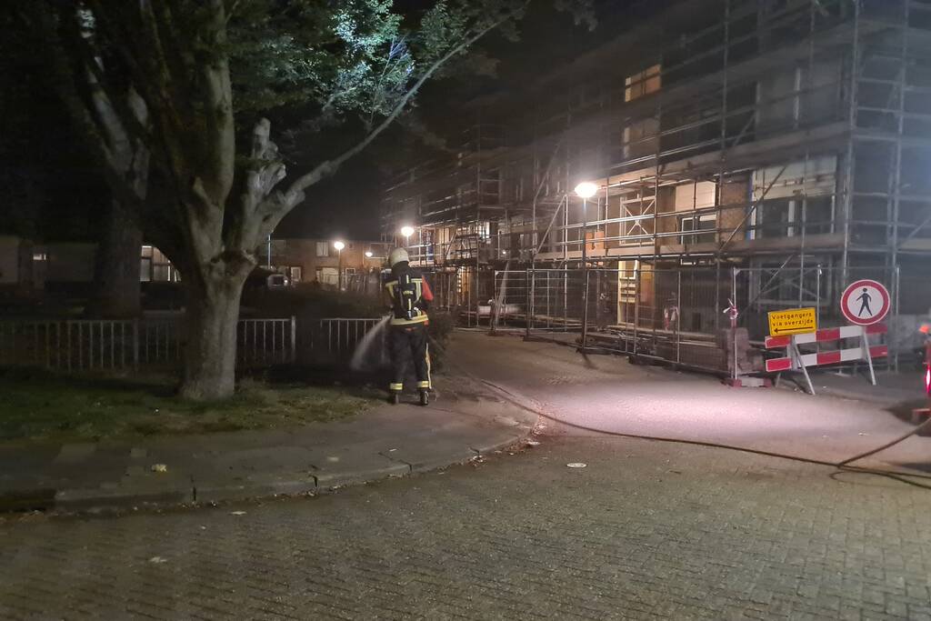 Matrassen in brand tegen hek van schoolplein