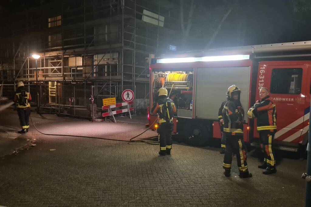 Matrassen in brand tegen hek van schoolplein