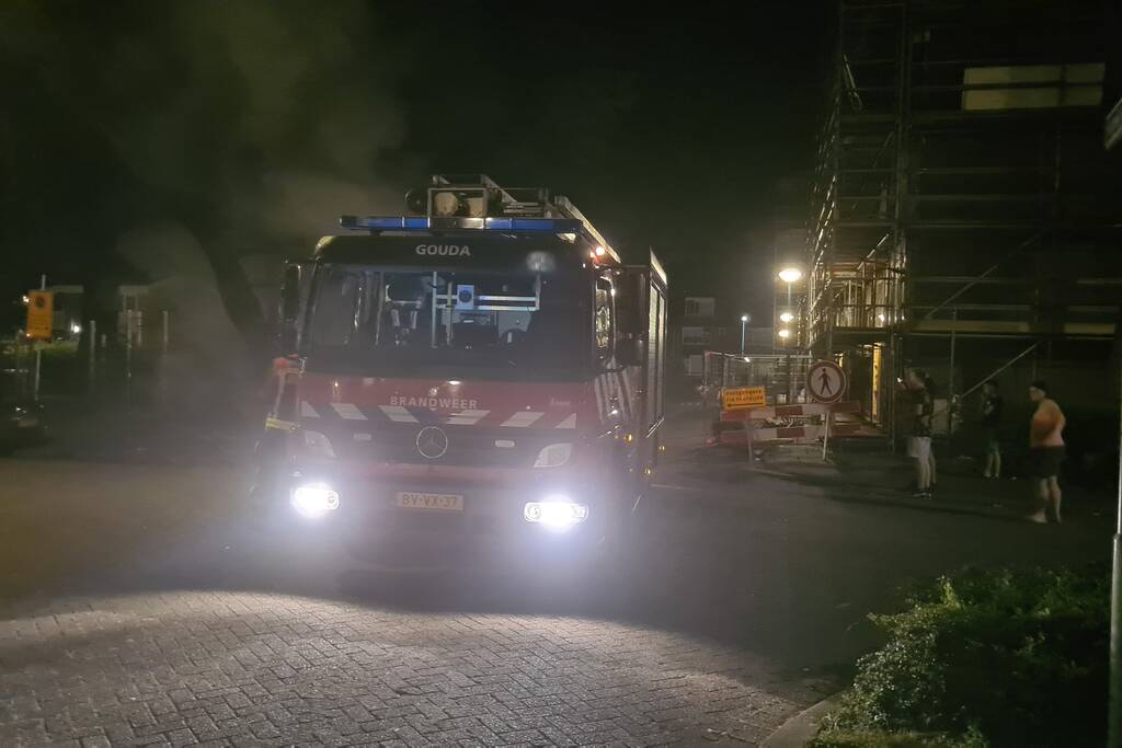 Matrassen in brand tegen hek van schoolplein