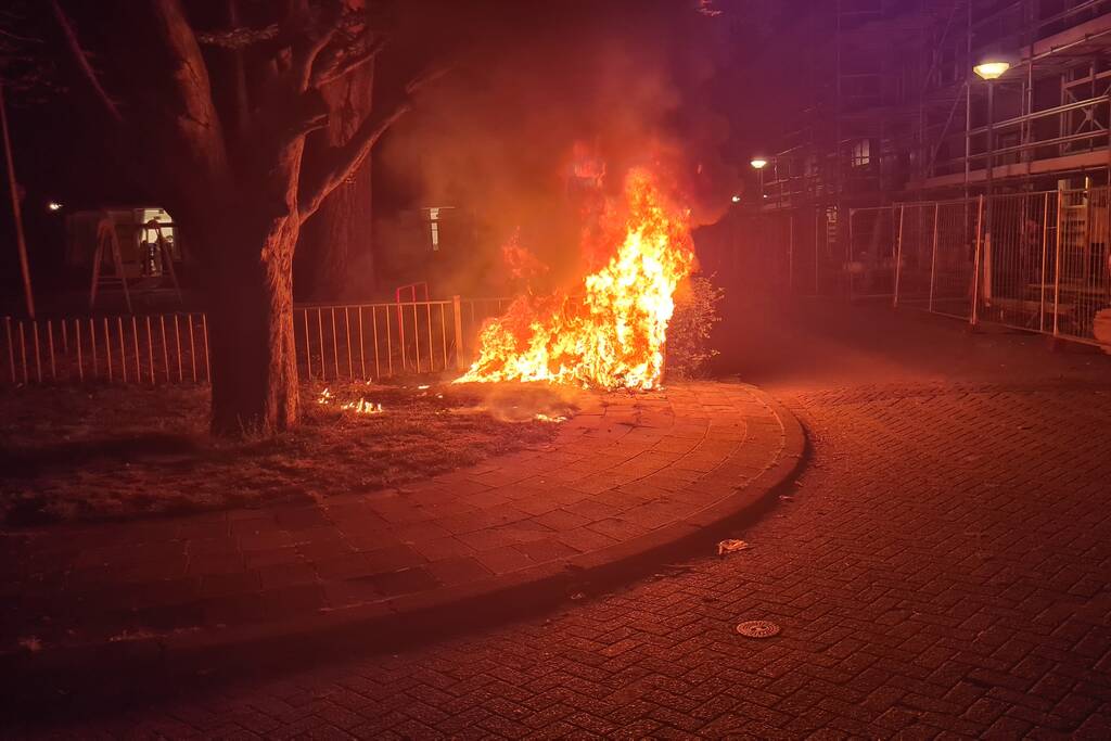 Matrassen in brand tegen hek van schoolplein