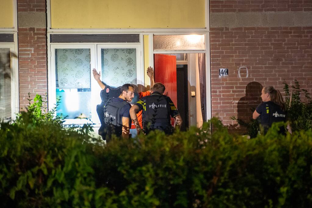 Man aangehouden na mogelijke bedreiging met vuurwapen, buurt gaat op de vuist met politie