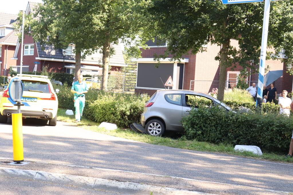 Automobilist raakt met auto van de weg botst op paal