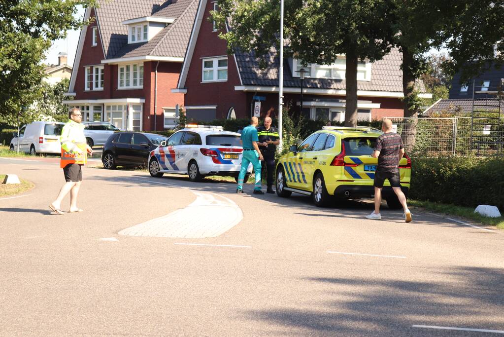 Automobilist raakt met auto van de weg botst op paal