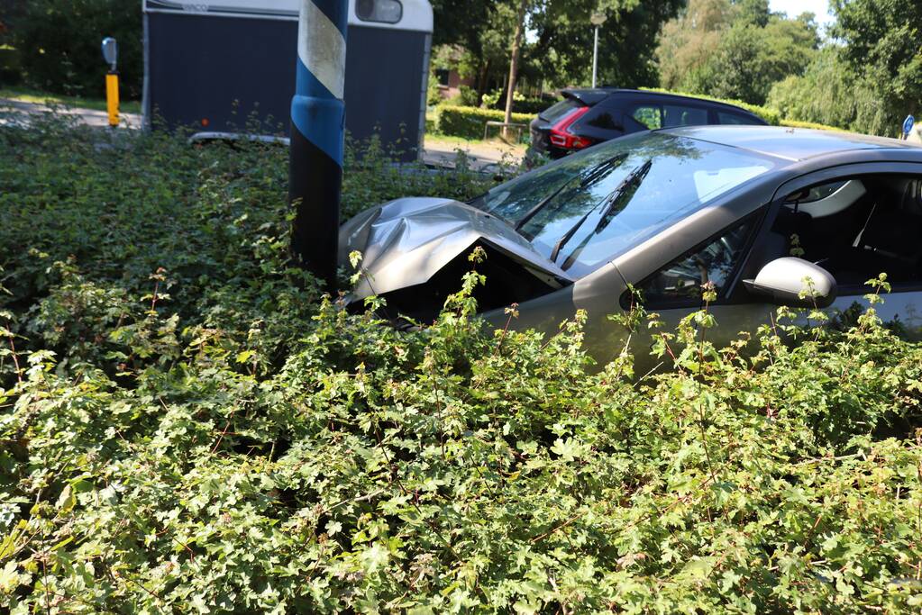 Automobilist raakt met auto van de weg botst op paal