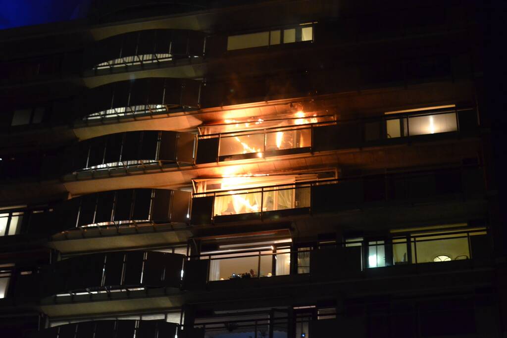 Uitslaande brand verwoest flatwoning