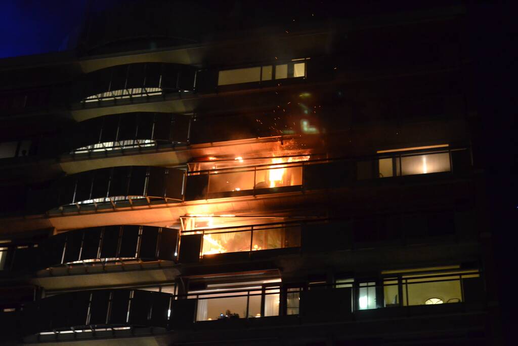 Uitslaande brand verwoest flatwoning