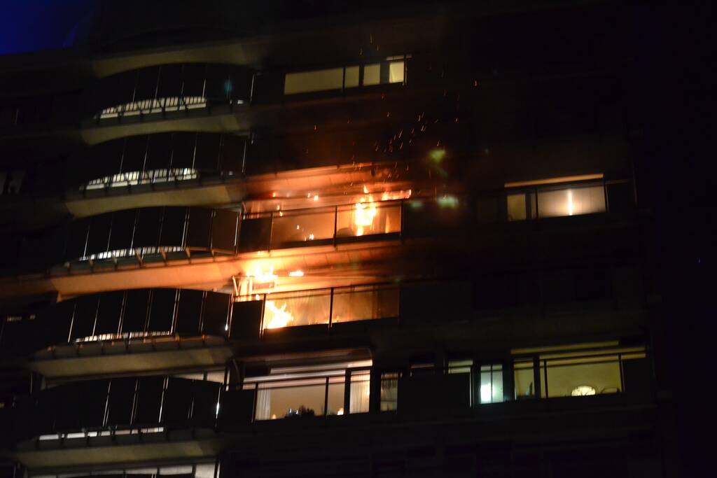 Uitslaande brand verwoest flatwoning