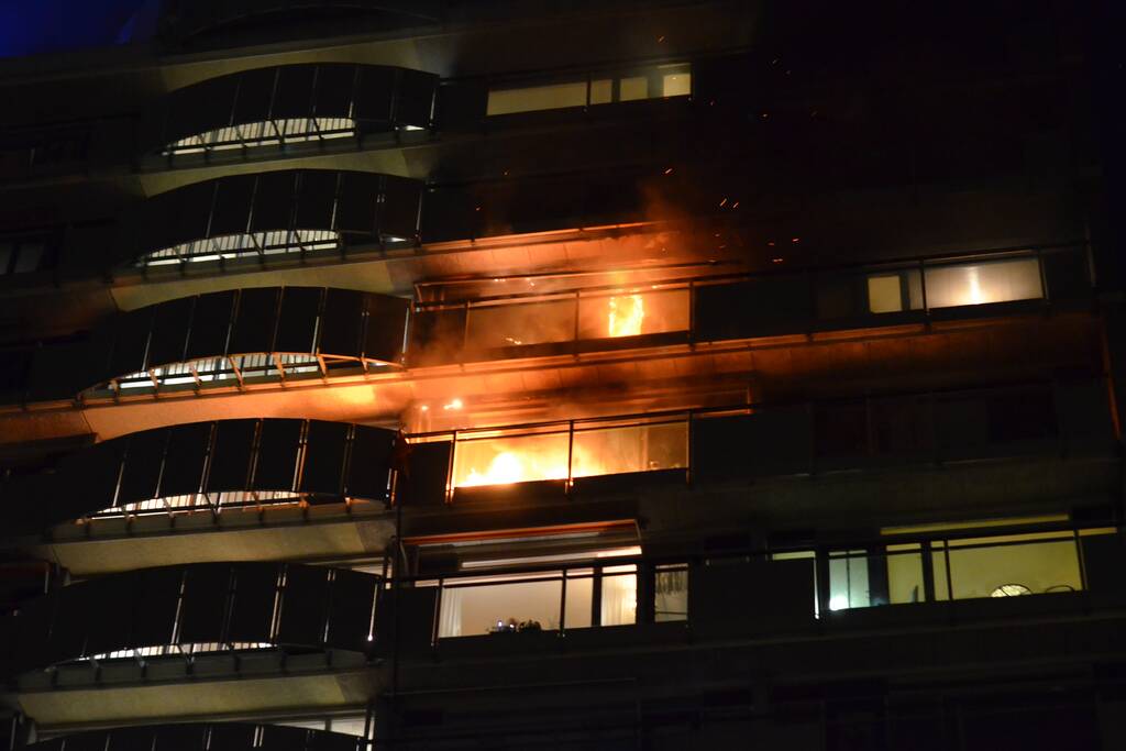 Uitslaande brand verwoest flatwoning