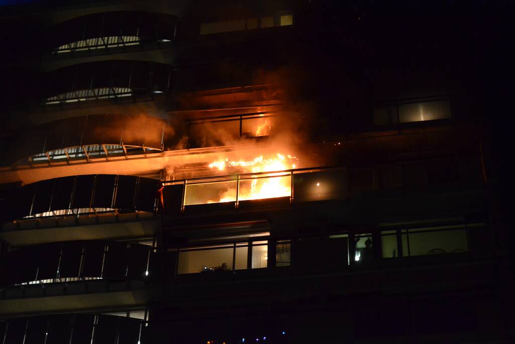 Uitslaande brand verwoest flatwoning