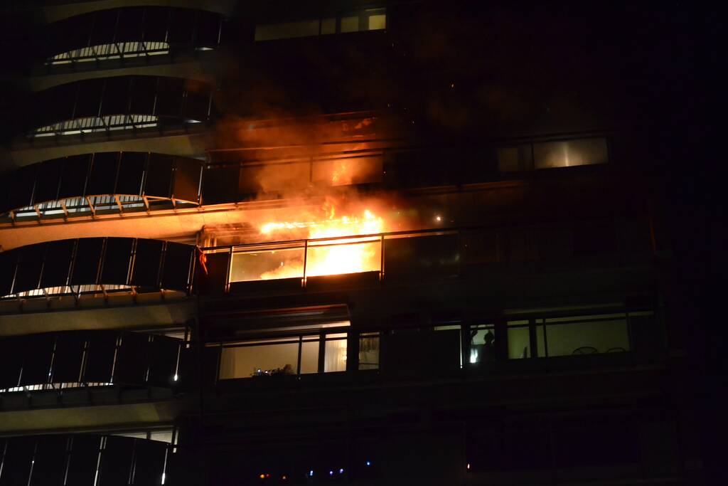 Uitslaande brand verwoest flatwoning