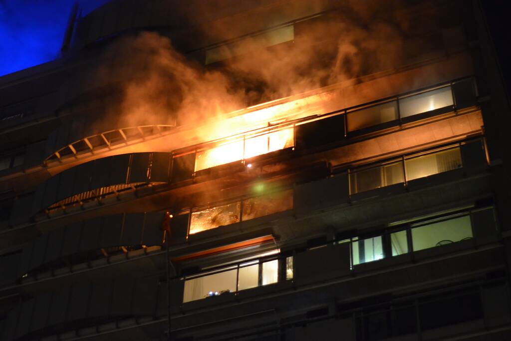 Uitslaande brand verwoest flatwoning