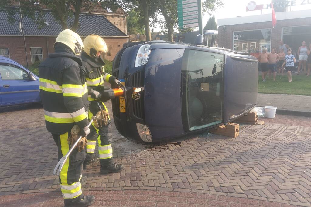 Auto op zijn kant na verkeersongeval