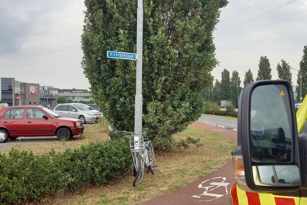 Fietser aangereden door auto op rotonde