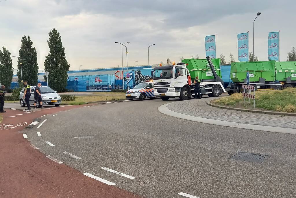 Fietser aangereden door auto op rotonde