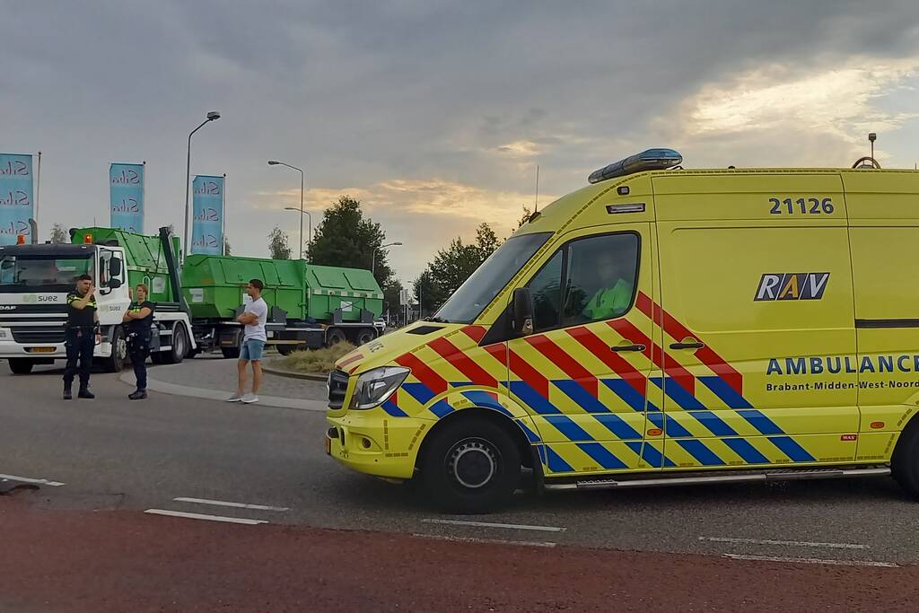 Fietser aangereden door auto op rotonde