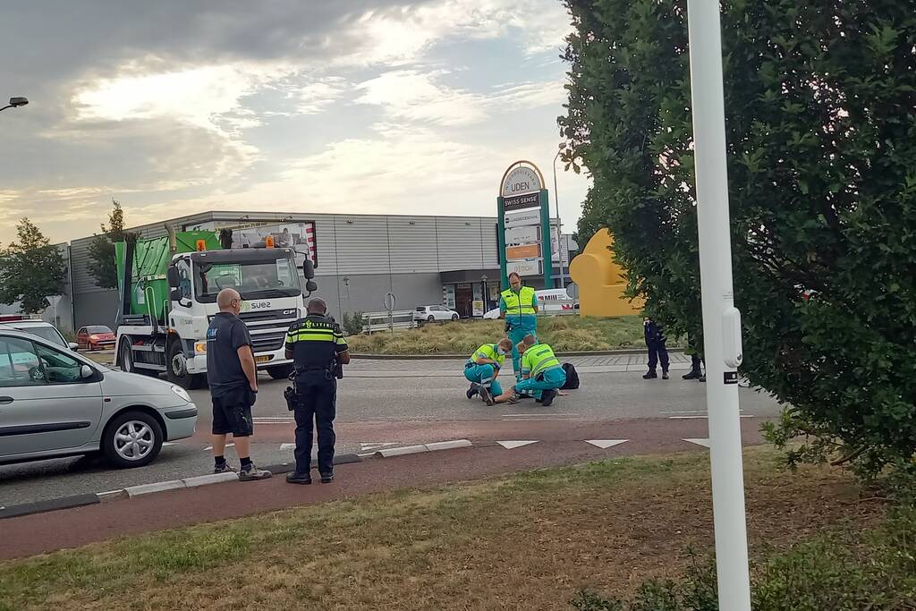 Fietser aangereden door auto op rotonde