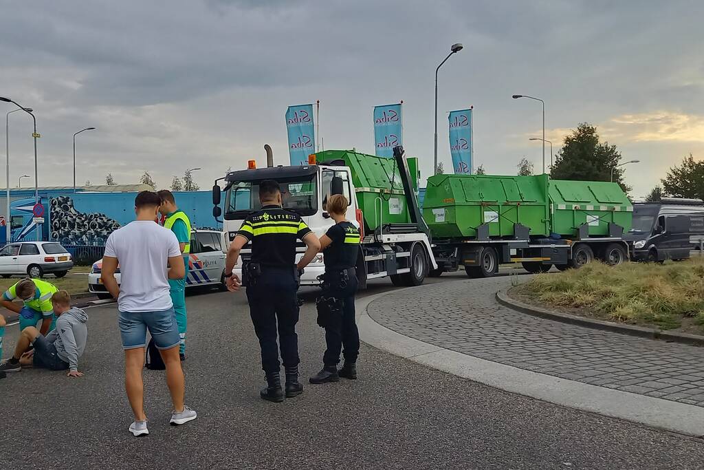 Fietser aangereden door auto op rotonde