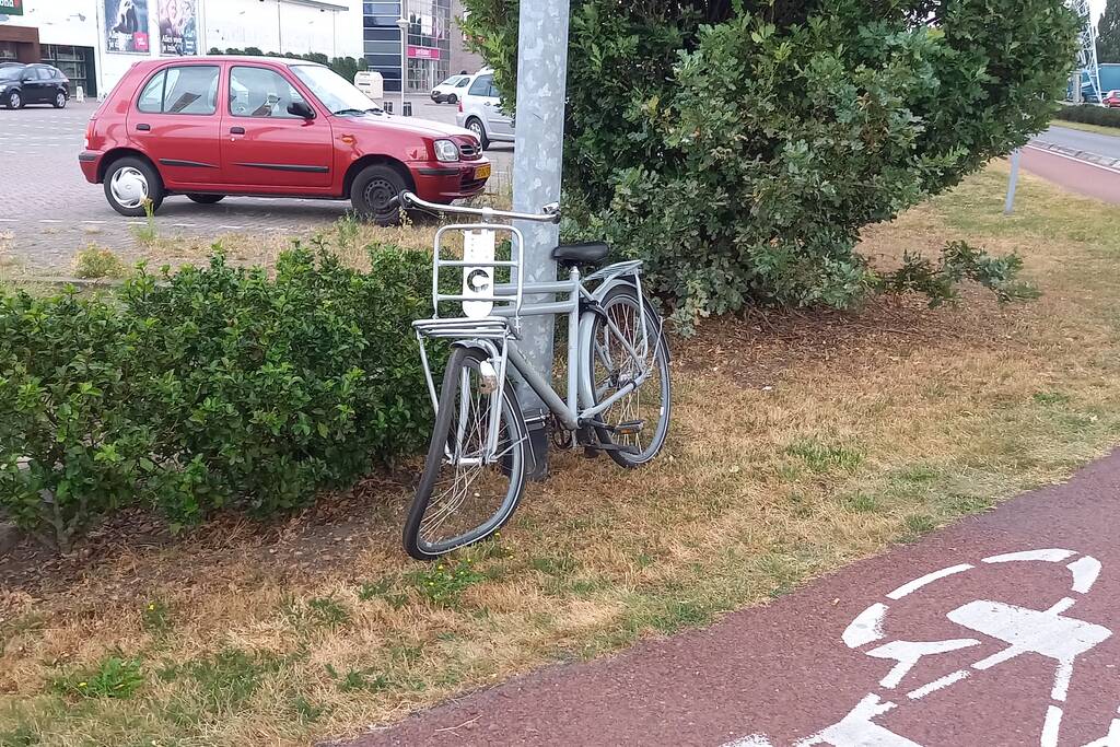 Fietser aangereden door auto op rotonde