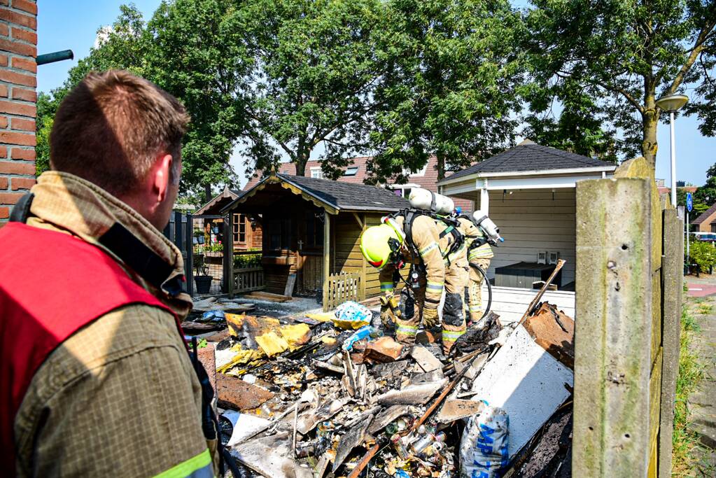 Rommel in achtertuin vliegt in brand