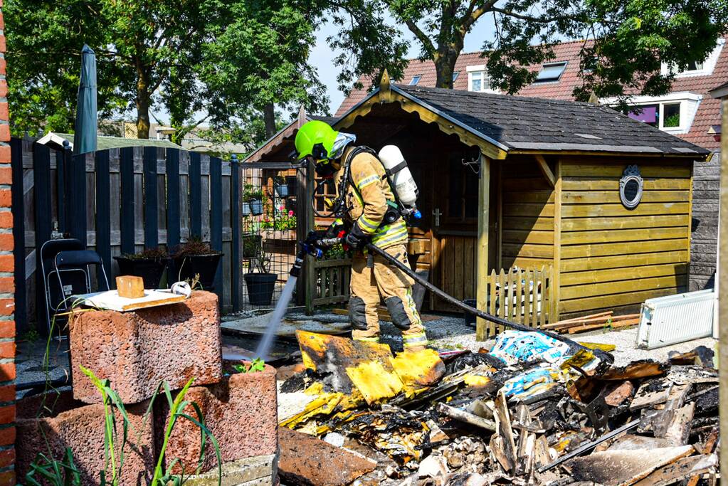 Rommel in achtertuin vliegt in brand