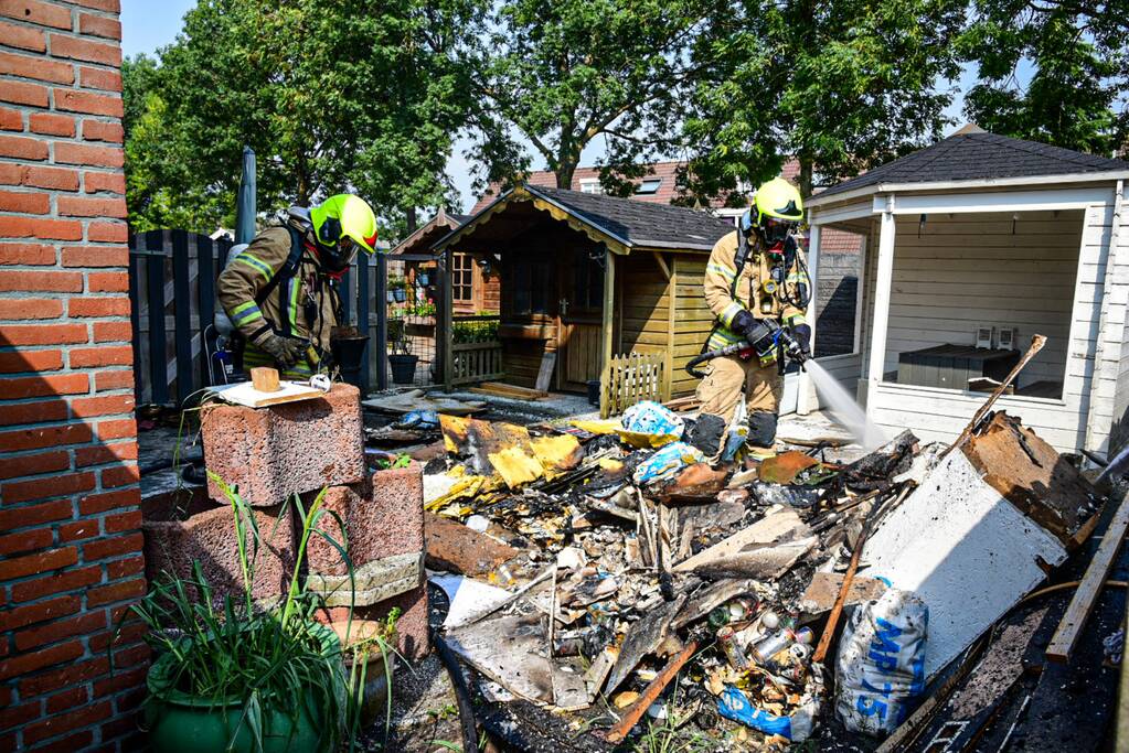 Rommel in achtertuin vliegt in brand