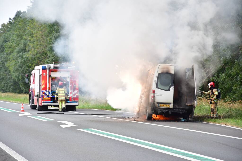 Bestelbus vliegt in brand en bestuurder loopt brandwonden op