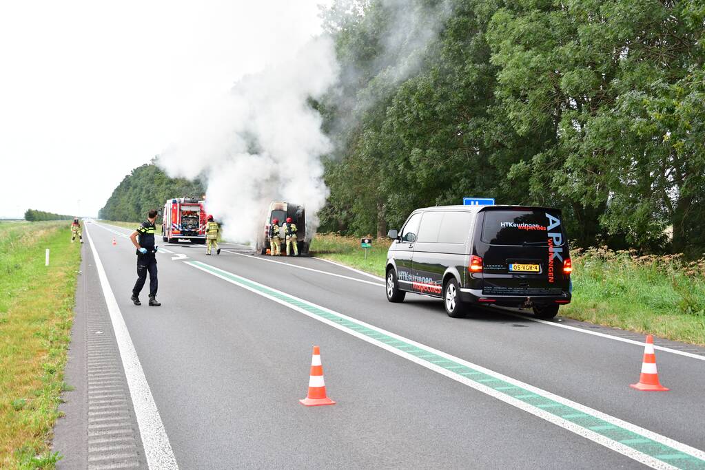 Bestelbus vliegt in brand en bestuurder loopt brandwonden op