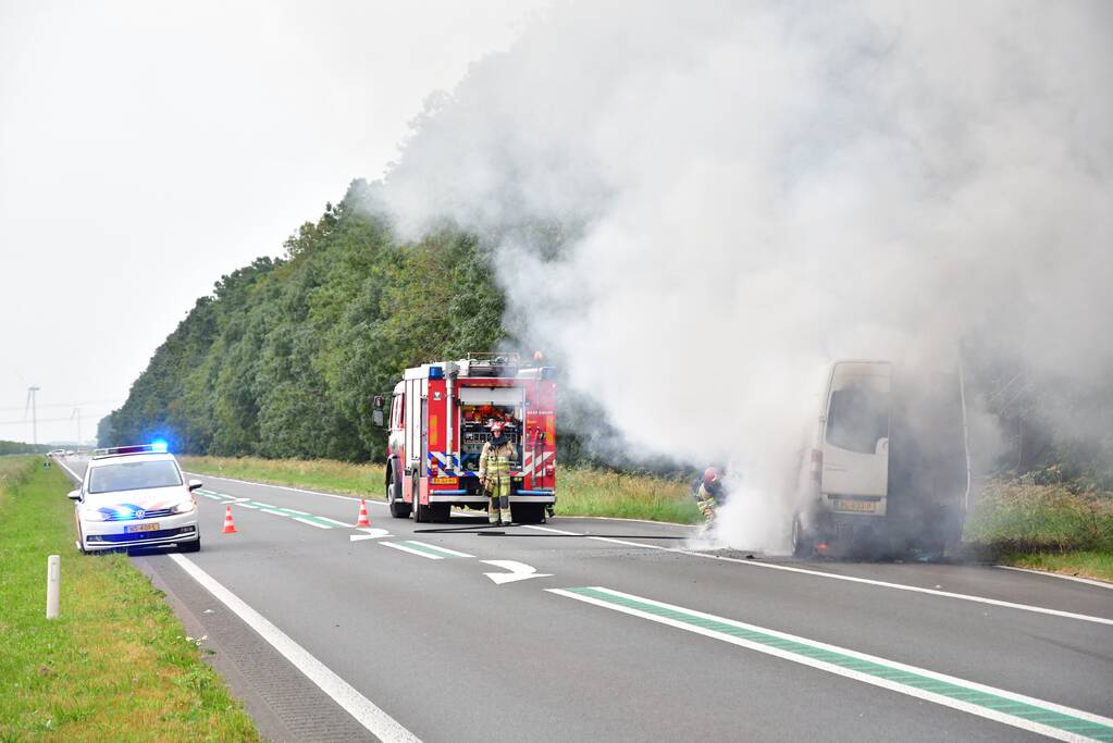 Bestelbus vliegt in brand en bestuurder loopt brandwonden op