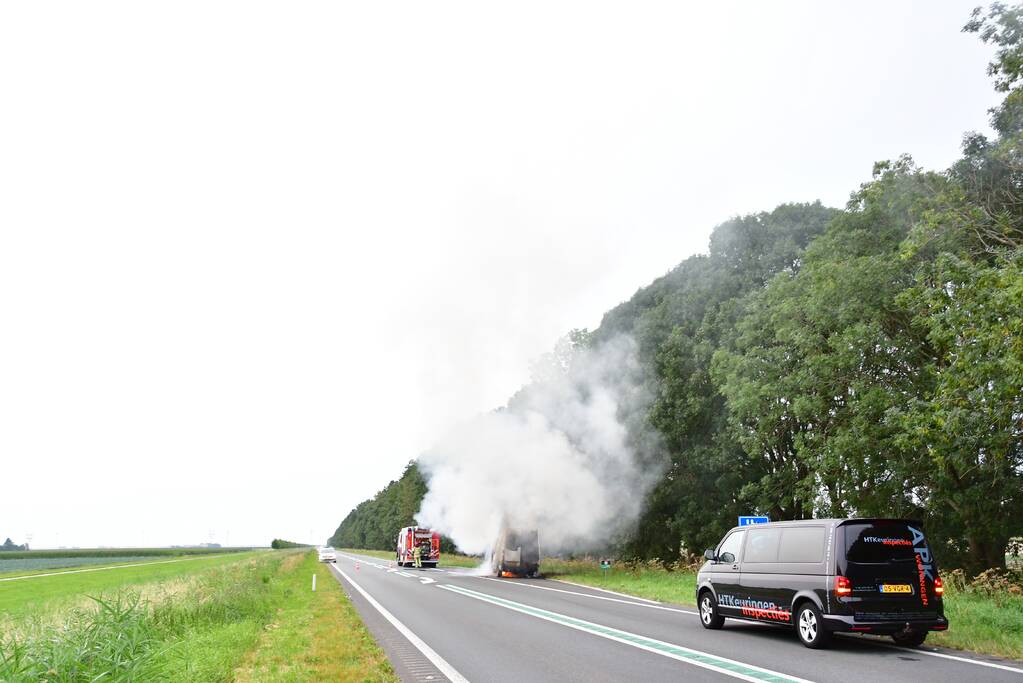 Bestelbus vliegt in brand en bestuurder loopt brandwonden op