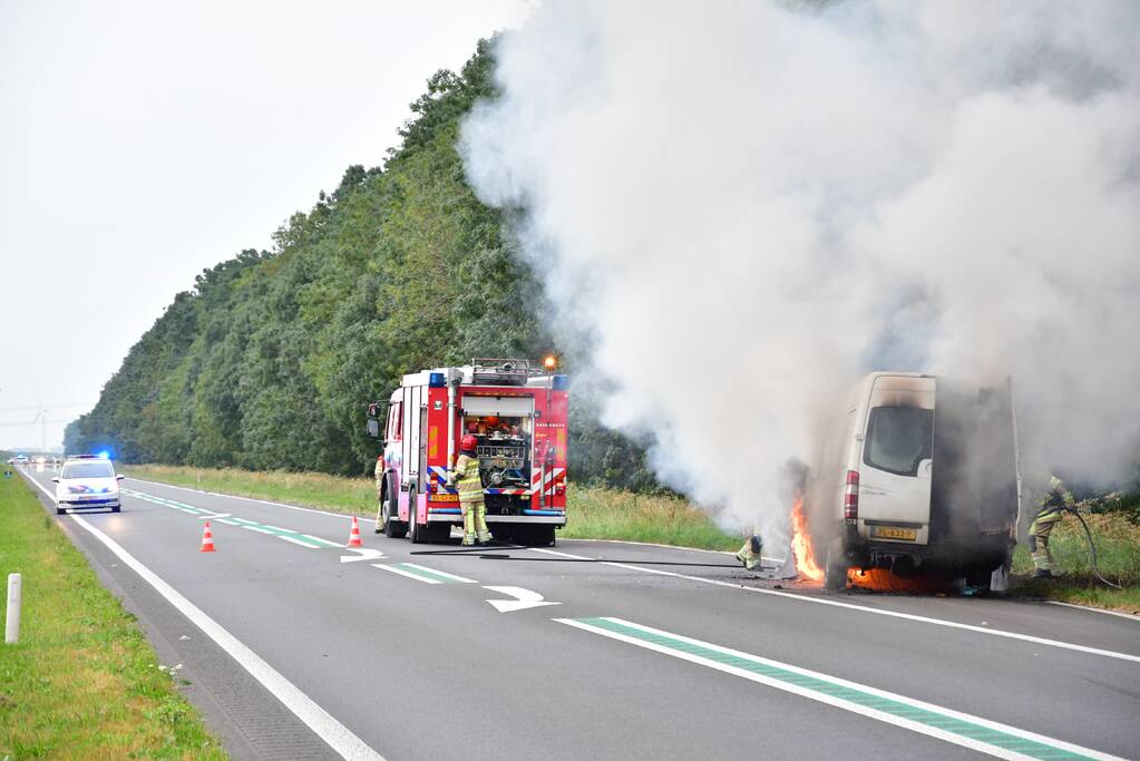 Bestelbus vliegt in brand en bestuurder loopt brandwonden op