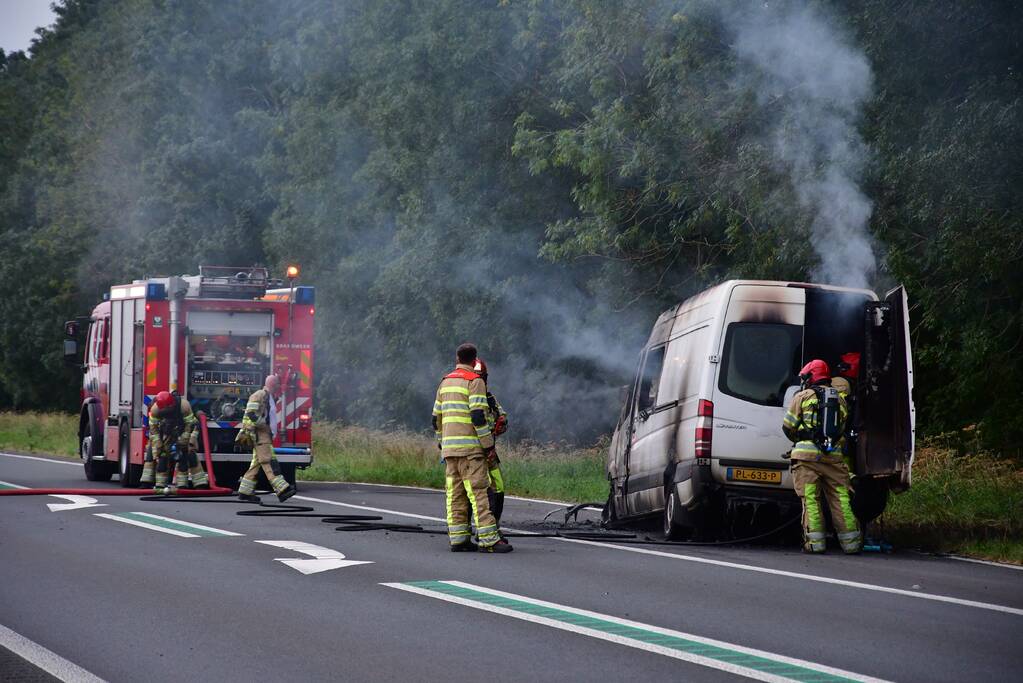 Bestelbus vliegt in brand en bestuurder loopt brandwonden op