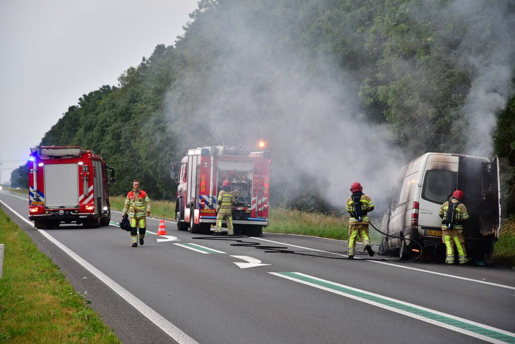 Bestelbus vliegt in brand en bestuurder loopt brandwonden op