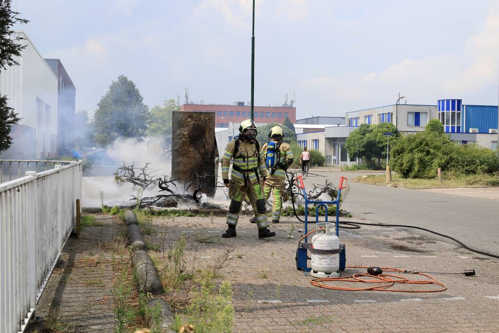 Onkruidbrander zet perk in de brand