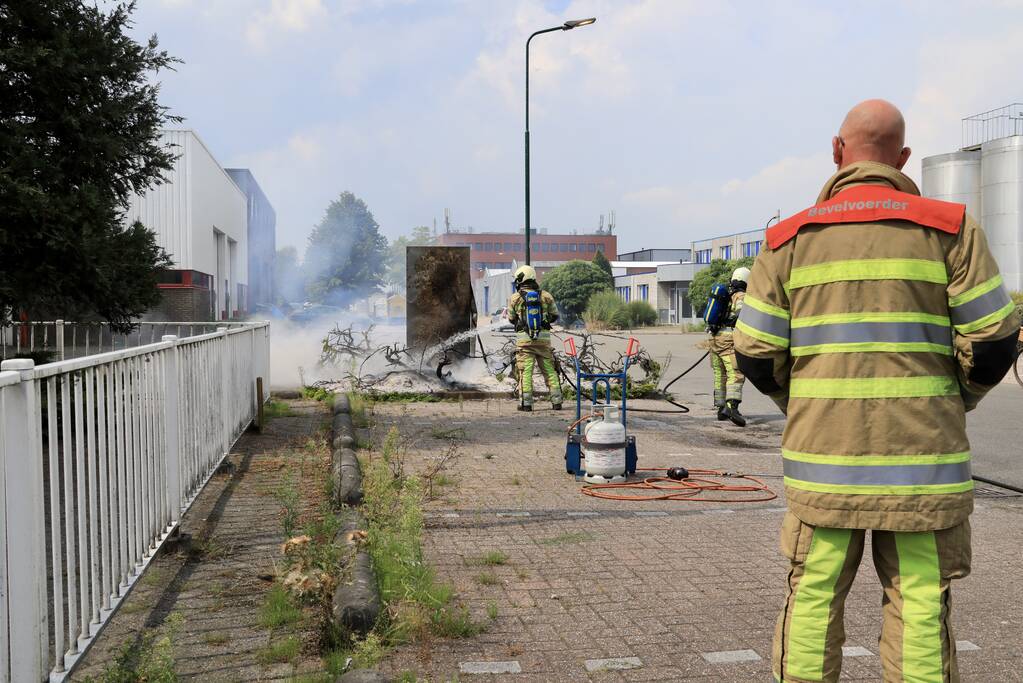 Onkruidbrander zet perk in de brand