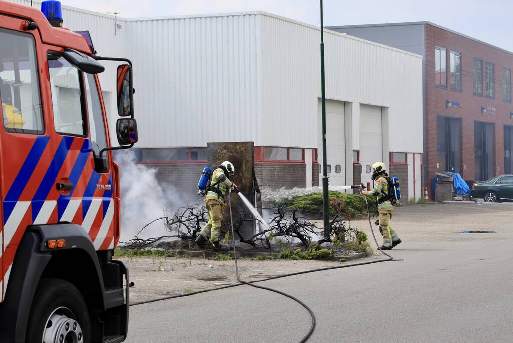 Onkruidbrander zet perk in de brand