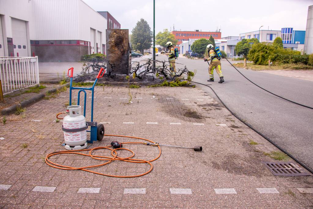 Onkruidbrander zet perk in de brand