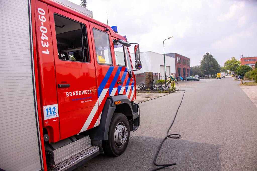 Onkruidbrander zet perk in de brand