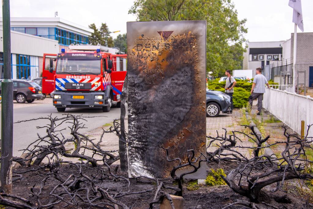 Onkruidbrander zet perk in de brand