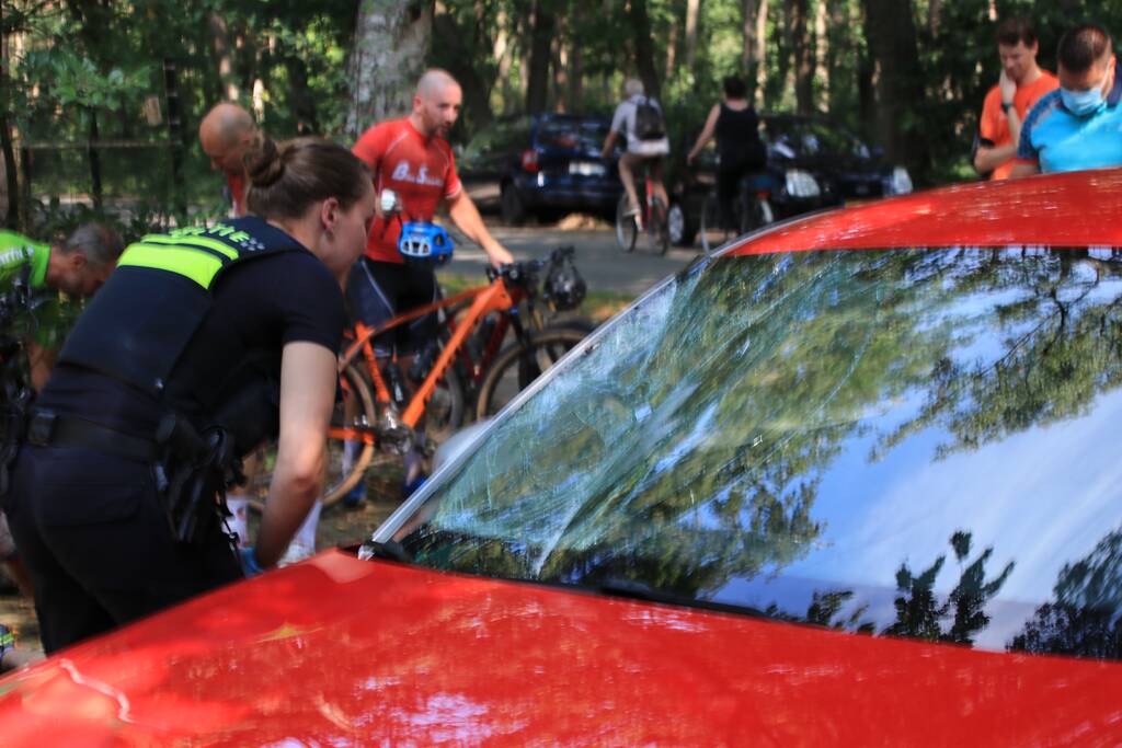 Mountainbiker flink gewond bij botsing op auto